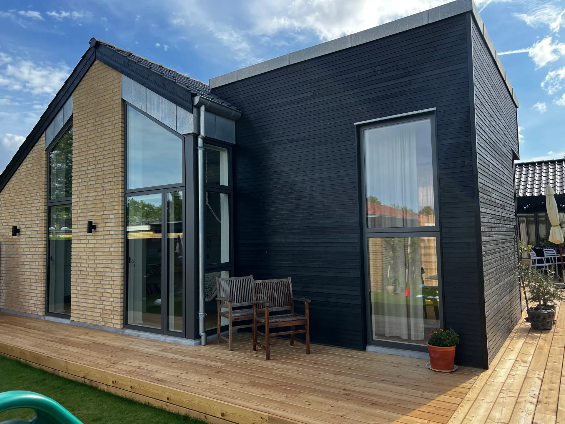 Haveside af moderne tilbygning til klassisk villa i Hasseris, Aalborg — Arkitekttegnestuen Yderskov